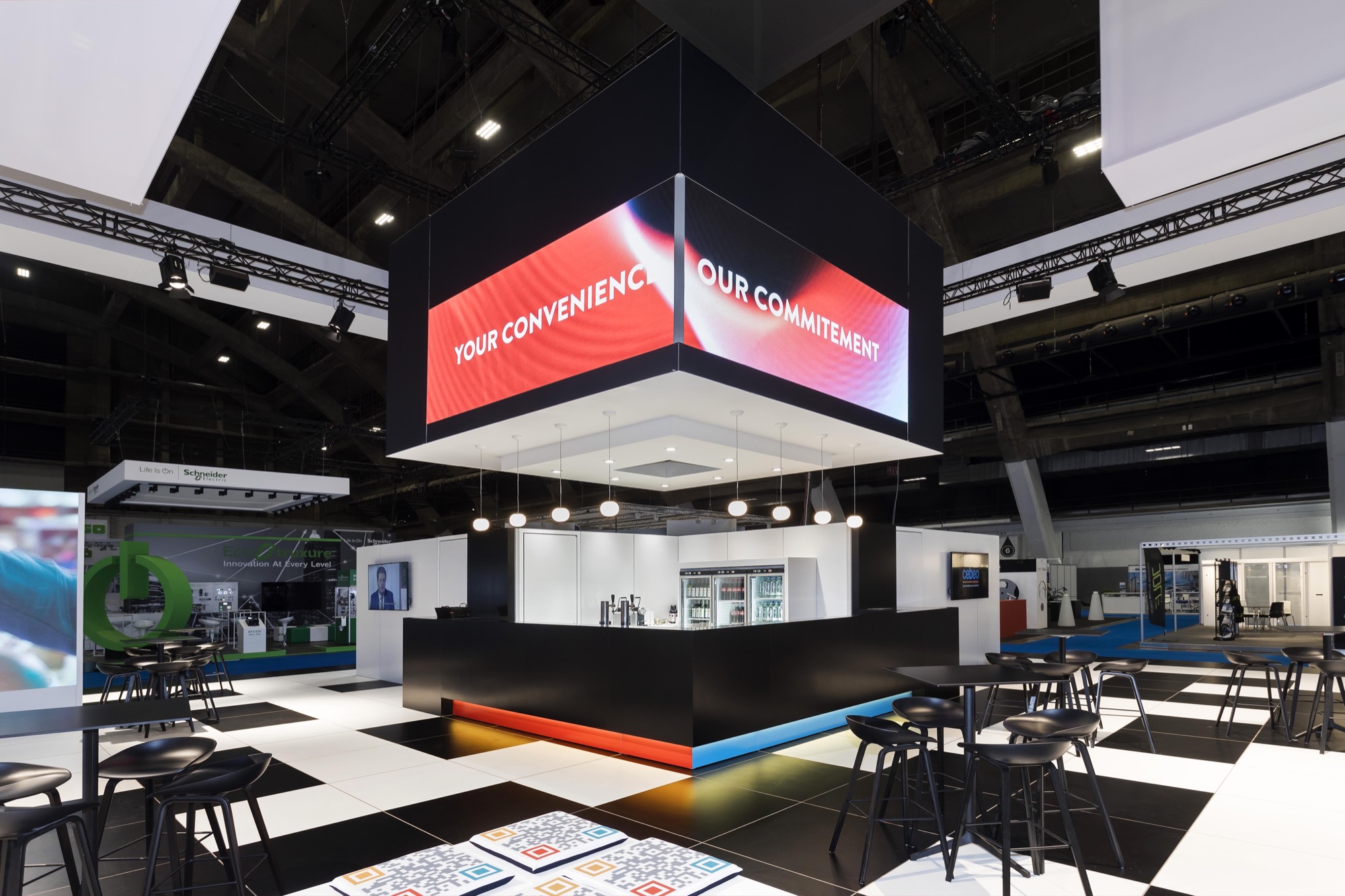Detail samenspel LED-walls en passend zwart meubilair beursstand Cebeo