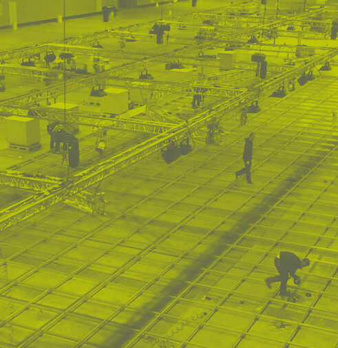 Medewerkers Expo Z zijn een beursstand aan het opbouwen