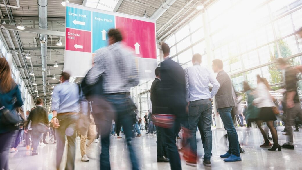 Expo Z - Waarom meedoen aan een beurs? grote drukte van mensen in de inkomhal van een beurs