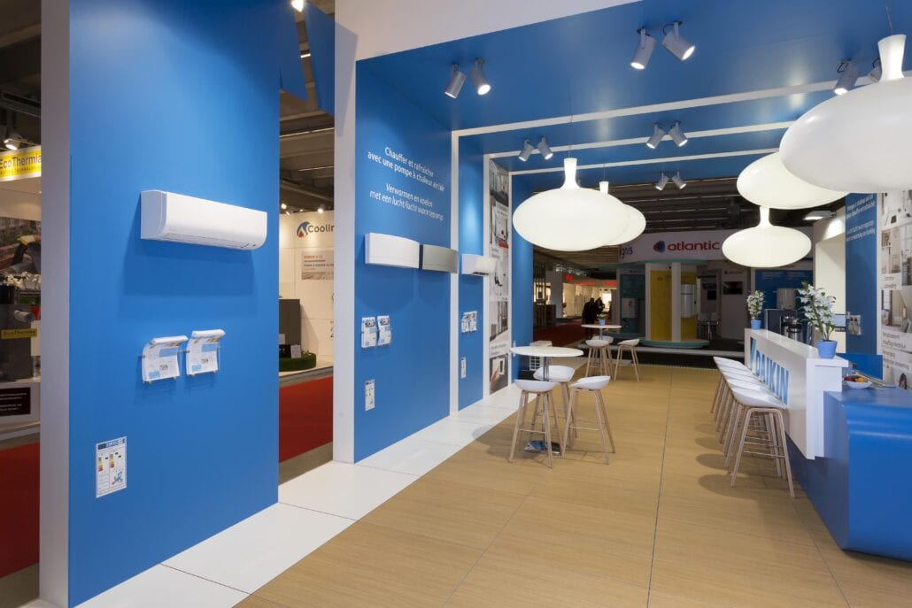 Je kan in het ontwerp kiezen voor designverlichting in huur op de beursstanden van Expo Z. beursstand barruimte toog Daikin op Batibouw Brussel