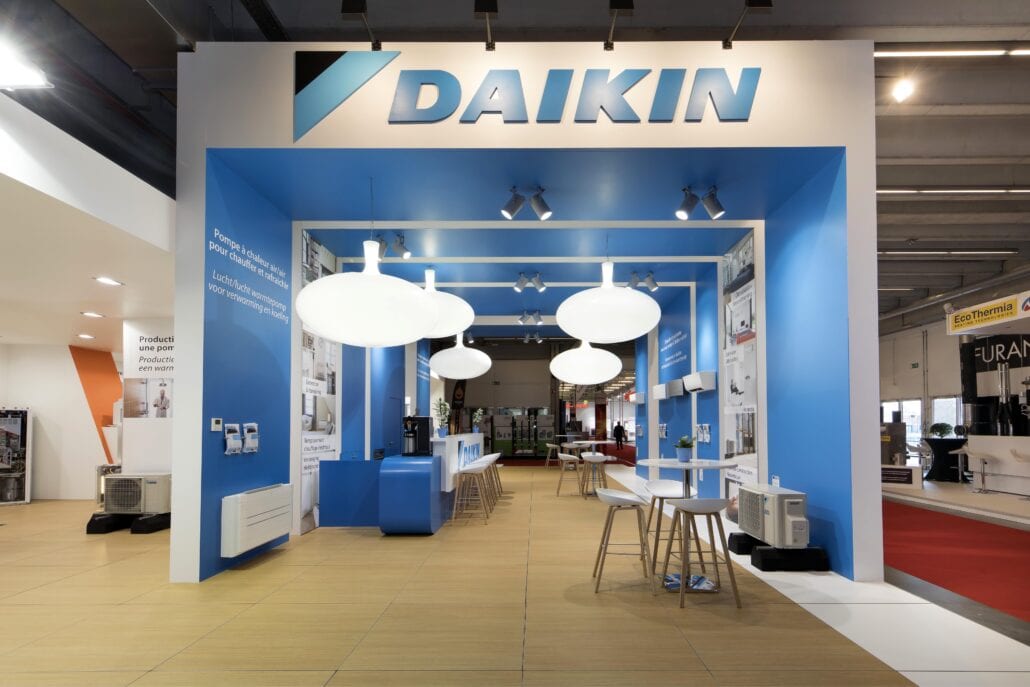 Bij Expo Z kan u uw beursstand op maat laten maken volledig volgens uw wensen. verhoogde vloer beursstand Daikin Batibouw Brussel
