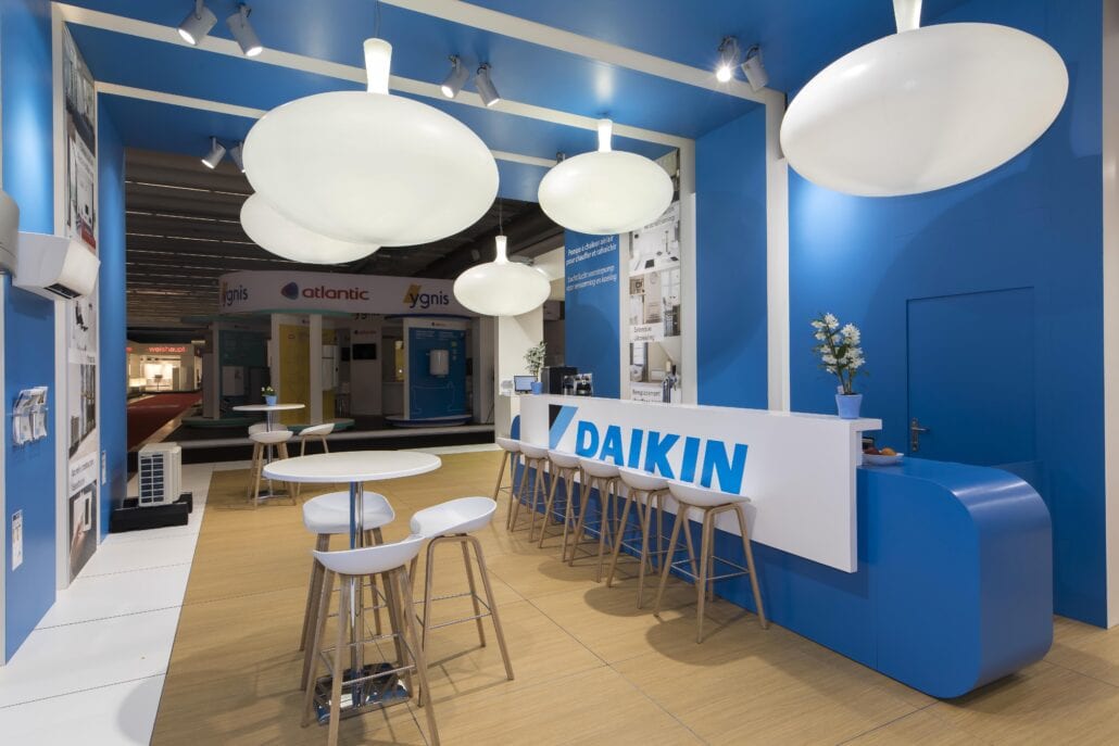 Op uw beursstand van Expo Z kan u kiezen voor een bar ruimte met ingerichte toog en gehuurd meubilair. sfeervolle barruimte met grote toog op de beursstand van Daikin op hun beursstand op Batibouw Brussel