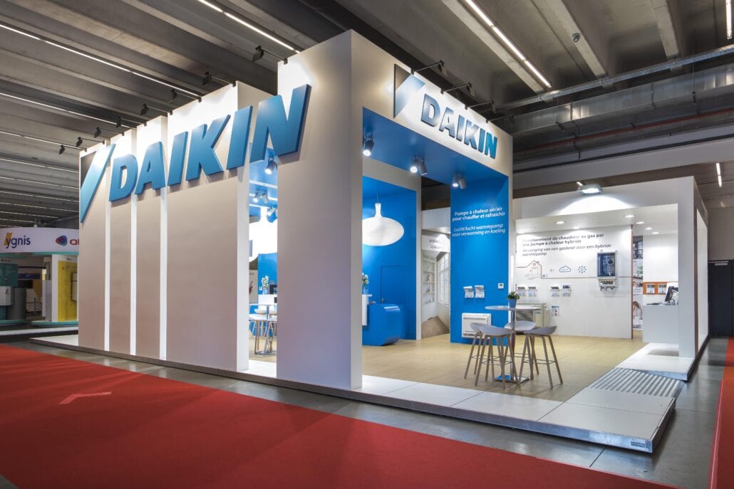 Houtbouw beursstanden worden op maat gemaakt bij Expo Z standenbouw wat zorgt voor unieke en creatieve ontwerpen. barruimte en verkoop ruimte van de Batibouw beursstand voor Daikin in Brussel