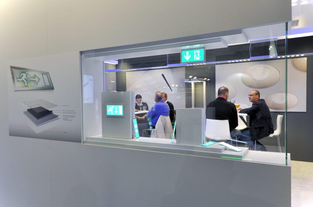 Geen uitdaging is te groot bij Expo Z kijk maar naar deze op maat gemaakte vitrinekast vitrinekast op maat op de beursstand van Etap in Frankfurt