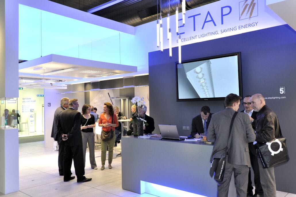 Expo z verhuurt ook audio en video materiaal in hun op maat gemaakte beursstanden. audio en video materiaal op de beursstand van Etap op een beurs in het buitenland