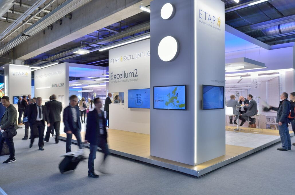 Deze originele beursstand voor Etap Verlichting werd ontworpen en gerealiseerd door Expo Z standenbouw. Etap beursstand met verhoogde vloer in eik en beton op Light& Building Frankfurt