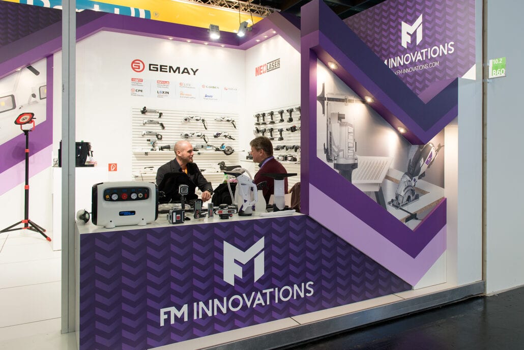 Mensen in gesprek op de beursstand van FMi in Keulen beursstand FMI Keulen Duitsland