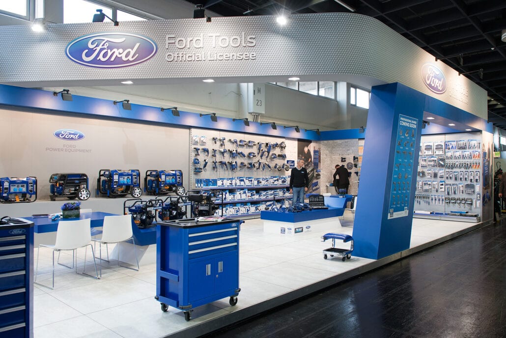 gepersonaliseerde beursstand met prints gerealiseerd door expo Z standenbouw in eigen beheer. Ford Tools beursstand op Eisenwarenmesse te Keulen