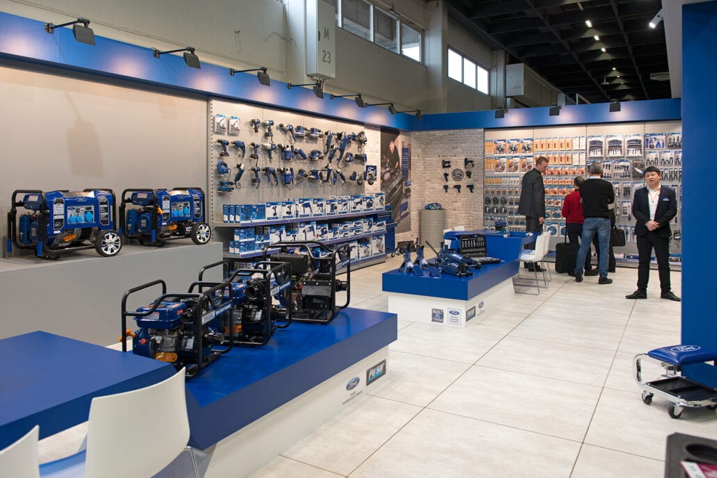 Op maat gemaakt meubilair wordt door Expo Z standenbouw in eigen atelier vervaardigd door vakmensen. ideen voor zwevende meeting tafels beursstand Keulen