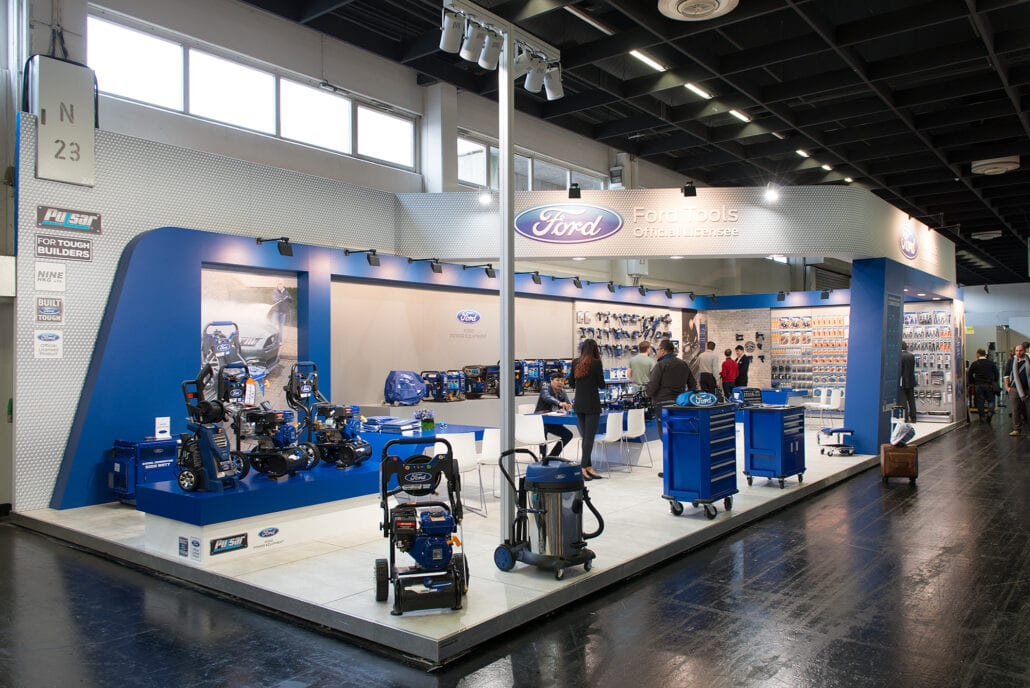Een verhoogde vloer geeft meer cachet aan uw beursstand. beursstand verhoogde vloer Ford Tools Eisenwarenmesse Keulen