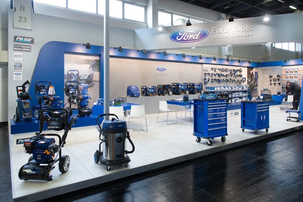 eurswanden ingepakt met print worden in de eigen printstudio van Expo Z vervaardigd. detail beursstand Ford Tools Eisenwarenmesse keulen