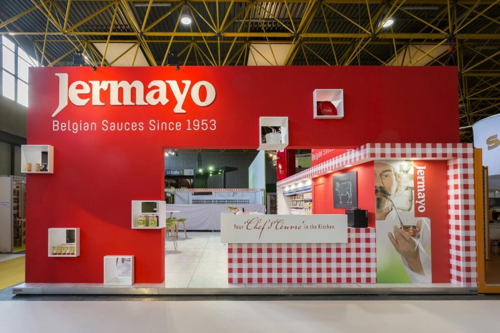 De stand van Jermayo is netjes door de standenbouwers netjes geschilderd in de rode huisstijl kleur. Printwerk voor uw beurstand wordt door Expo Z in eigen huis gemaakt. beursstand op maat voor Jermayo tavola Kortrijk