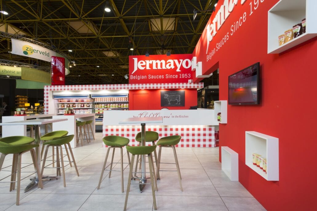 Naast meubilair en verlichting kan je ook beroep doen op Expo Z voor het huren van keukentoestellen om de kookbalie in te richten ingerichte kookbalie beursstand Jermayo Tavola Kortrijk