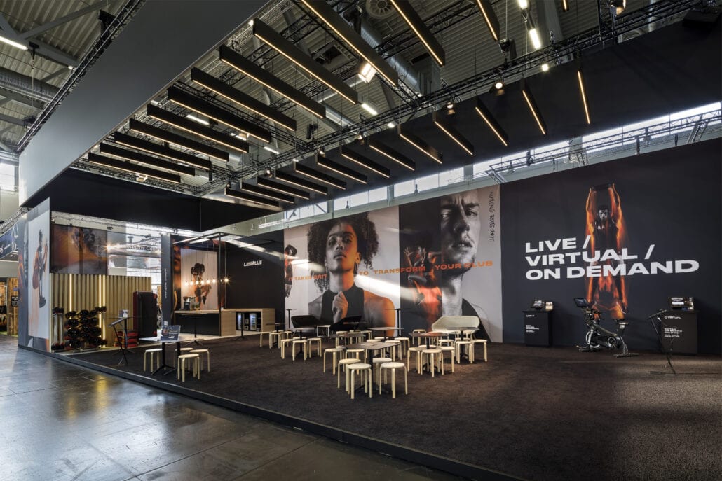 De houtaccenten in deze zwarte beursstand zorgen voor een warm accent