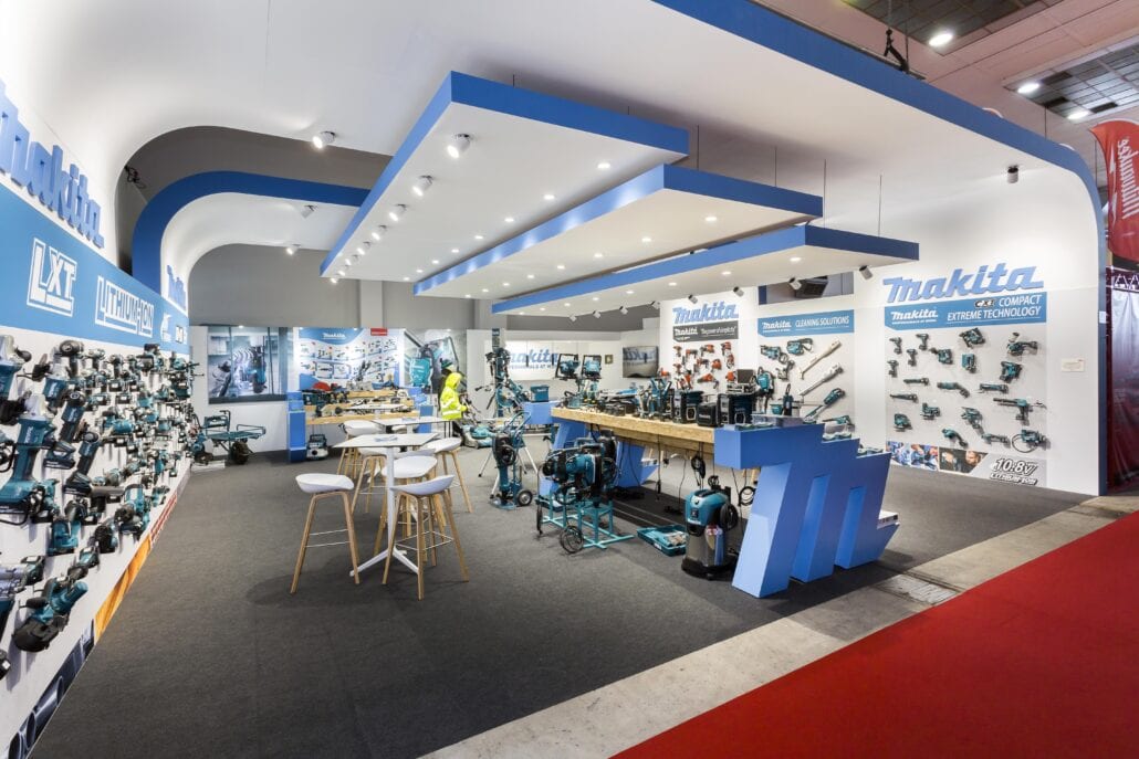 beursstand voor Makita op Batibouw Brussel klaar voor de start van de beurs