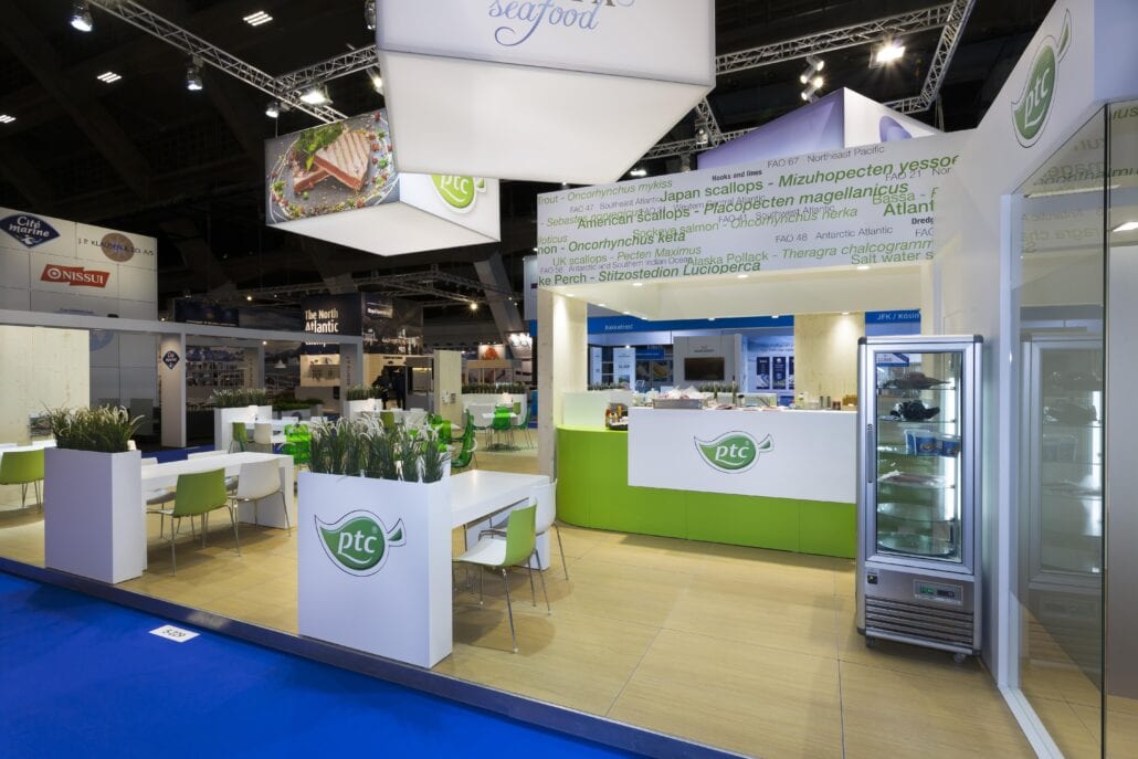 beursstand met tafels en kookbalie voor PTC op de beurs Seafood Brussel