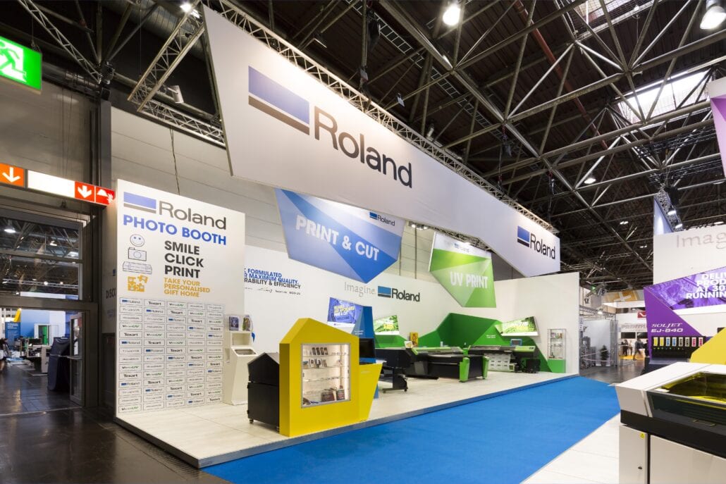 Deze stand werd gescheiden door een gangpad, maar Expo Z zorgde voor de extra accentuering door er een blauw tapijt te voorzien. Het gangpad tussen beide beursstand delen werd geaccentueerd met blauw tapijt