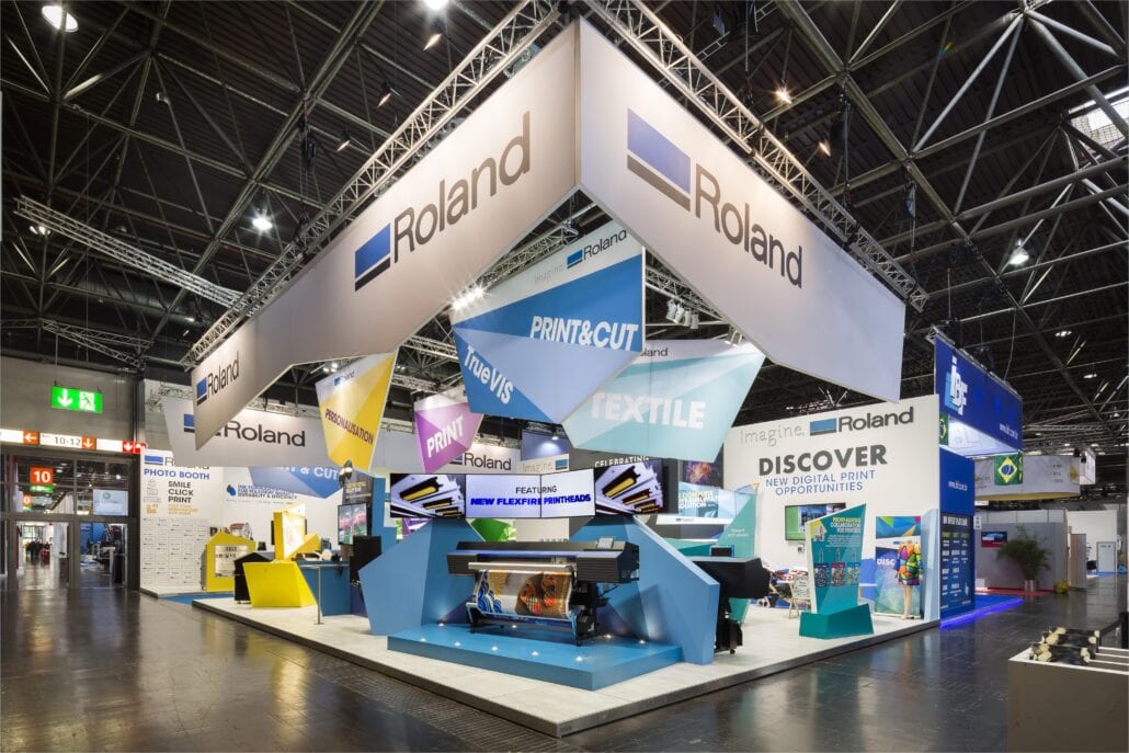Speciale videowalls op maat van de klant, zoals deze 4x1 is geen probleem. Als u het kan bedenken, kunnen wij het maken! De eyecatcher staat te pronken op de hoek van de beursstand van Roland DG op Drupa