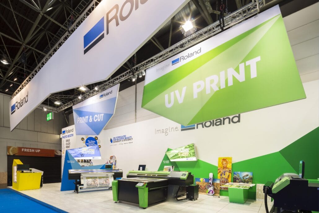 Deze Aluvision frames met ingespannen doeken werden allemaal op maat gemaakt voor deze beursstand. opgehangen Aluvision structuren met doeken op beursstand Roland DG op Drupa Dusseldorf