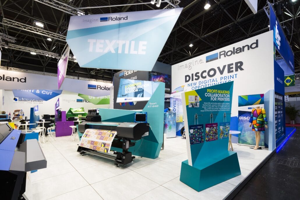 Deze beursstand werd ontworpen en gerealiseerd door de ervaren vakmensen van Expo Z standenbouw. kleurrijke beursstand voor Roland dg op de beurs Drupa Dusseldorf