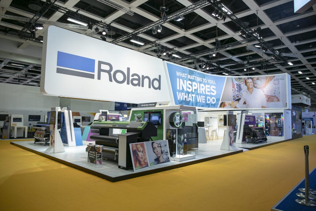 Indrukwekkende beursstand met opgehangen constructie aan truss voor Roland DG op Fespa