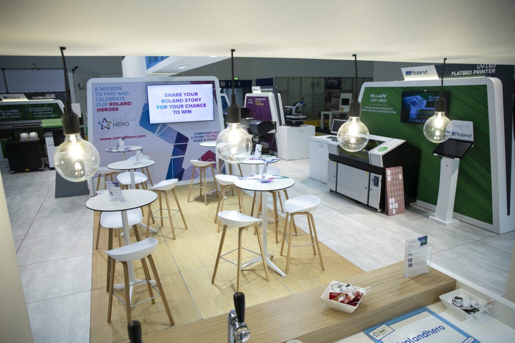 gezellige barruimte op de beursstand van Roland DG op Fespa met receptietafeltjes en hoge krukken