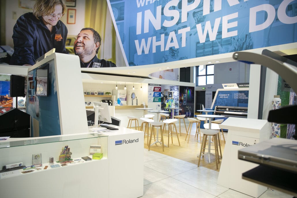 ingebouwde vitrinekasten in de balie op de beursstand van Roland DG op Fespa