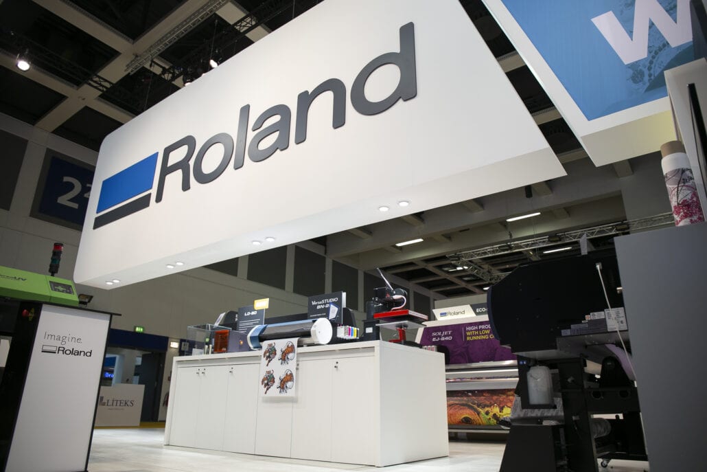 Imposant opgehangen volumes met ingebouwde verlichting op de beursstand van Roland Dg op Fespa Berlijn