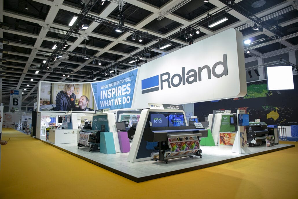 Indrukwekkende beursstand voor Roland DG met grote kleurrijke prints en tussenwanden