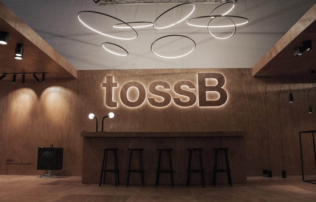 Design 3D logo verwerkt in deze beursstand voor TossB ontworpen en gerealiseerd door Expo Z. design beursstand volledig in hout met een indirect verlicht logo met LED