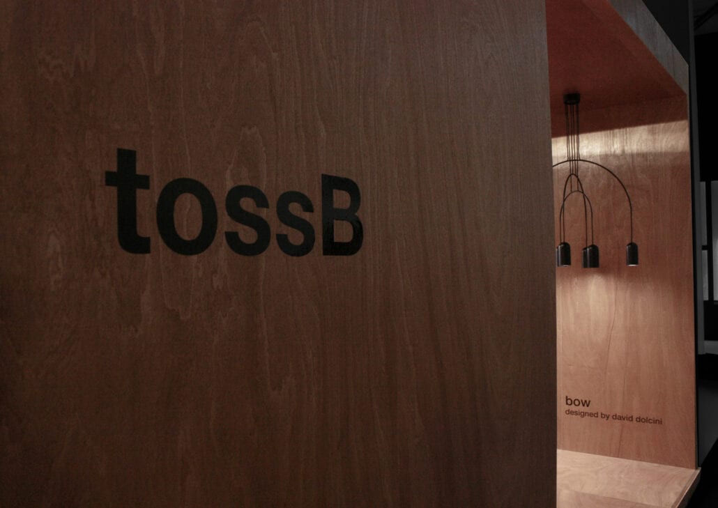 Beurswanden in hout geven uw beursstand meteen een warm gevoel. houten beurswanden met opschrift TossB logo