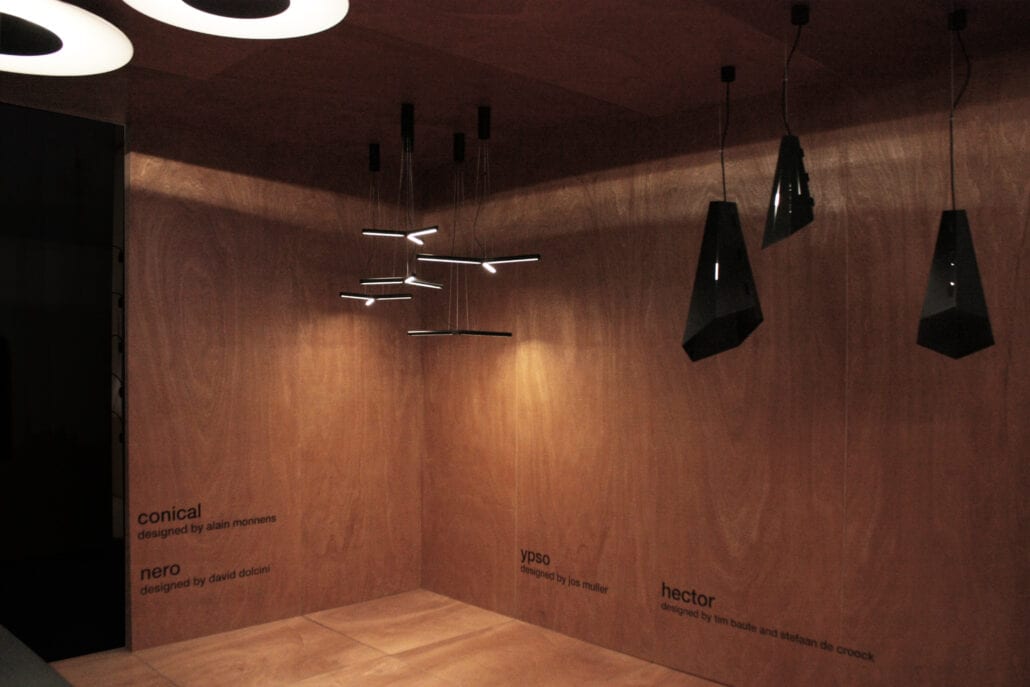 Expo Z standenbouw verzorgde deze warme en gezellig beursstand met houten beurswanden. design verlichting op de beursstand van TossB