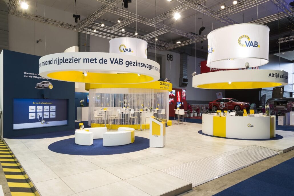 De bezoekers worden uitgenodigd om een interactief touch screen spel te spelen op de stand van VAB op het Autosalon te Brussel. Niet alleen voor de stand maar ook voor de animatie kan u op Expo Z standenbouw rekenen. organische vormen op beursstand VAB op Autosalon Brussel