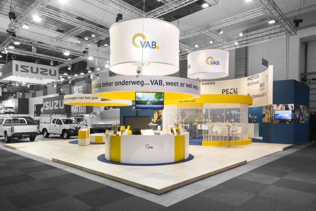 Ophangingen en trussen wordt ook steeds uitgevoerd in eigen beheer bij Expo Z standenbouw. beursstand met verhoogde vloer Autosalon Brussel