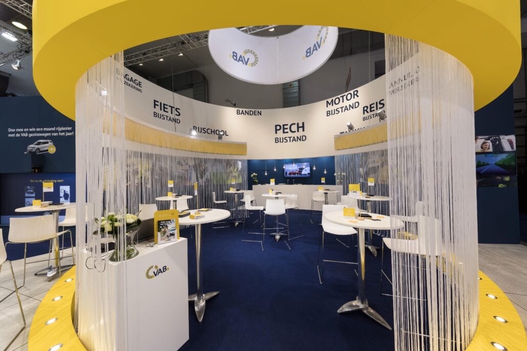 Gezellige barruimte voor VIP gasten op de stand van VAB op het salon van Brussel. Receptietafeltjes op uw beursstand worden ook geleverd en geplaatst door Expo Z standenbouw. lounge ruimte op de beursstand van VAB op Autosalon Brussel