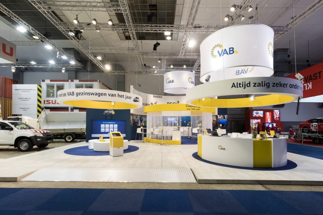 Veel ronde vormen op de e all-in beursstand voor VAB, ontworpen en gerealiseerd door Expo Z standenbouw organische vormen op de VAB beursstand op het Autosalon Brussel