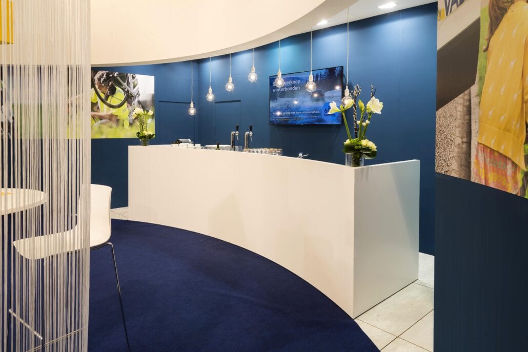 Mooie, gezellige barruimte bij VAB op het Autosalon. Ook voor een volledige uitgeruste bar kan u beroep doen op Expo Z standenbouw. barruimte en toog op de beursstand van VAB op Autosalon Brussel