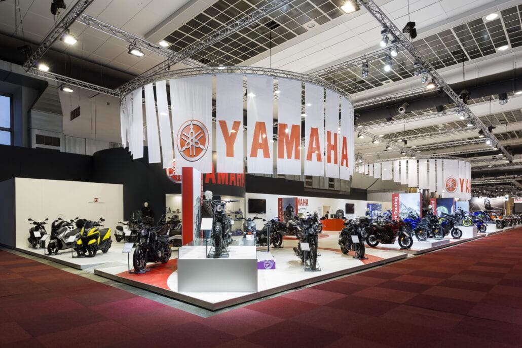Expo Z verzorgt ook uw trussen en rigging op het Autosalon in Brussel of andere beurzen. rigging op de beursstand YAmaha op Autosalon Brussel