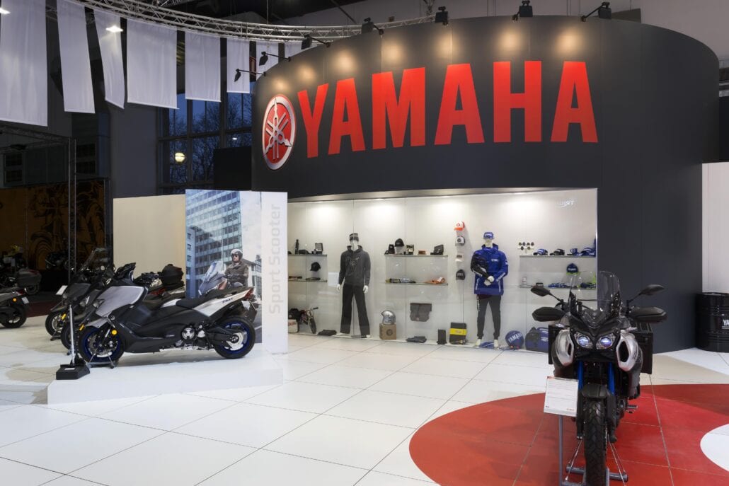 Grote vitrine met accessoires op de stand Yamaha op het Autosalon Brussel. Ook voor beurswanden en glaswanden op uw beursstand kan u terecht bij Expo Z. beursstand virtrine autosalon Brussel