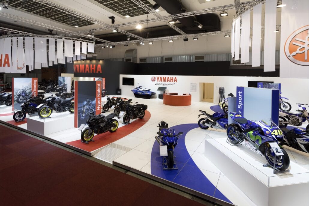 Krachtige gekleurde lijnen vormen het decor voor de beursstand van Yamaha op het Autosalon van Brussel. grote beursstand Yamaha Brussel