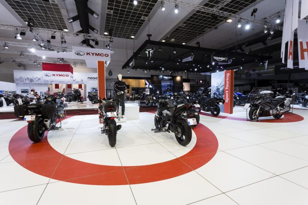 Vloerprints worden in onze eigen printstudio gemaakt bij Expo Z standenbouw. beursstand Yamaha motors op het Autosalon Brussel