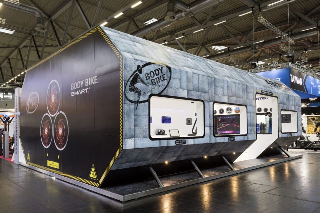 De volledige beursstand werd aan de buitenzijde door Expo Z voorzien van printwerk uit eigen printstudio. Dit innovatieve ontwerp van een ruimteschip op de beursstand voor Body Bike op Fibo trok de aandacht van vele bezoekers