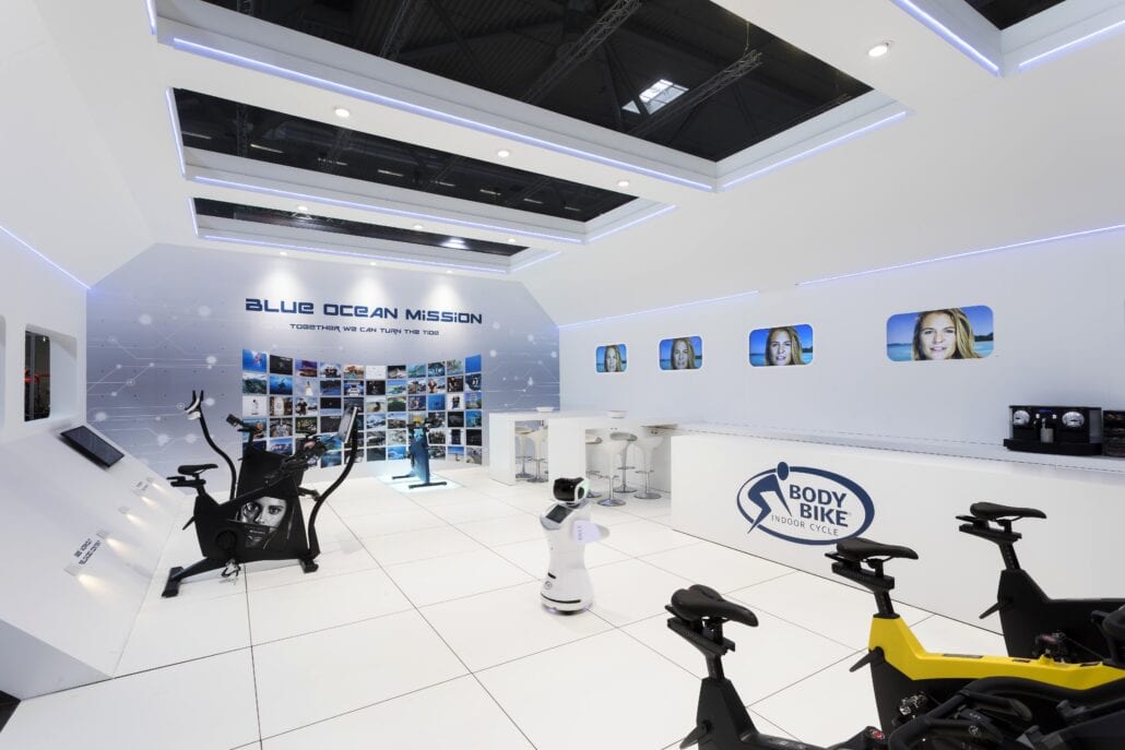 Dit innovatieve en strakke ontwerp voor de beursstand van Les Mills werd ontworpen en gerealiseerd door Expo Z standenbouw. beursstand met idee van ruimteschip Body Bike op Fibo Keulen