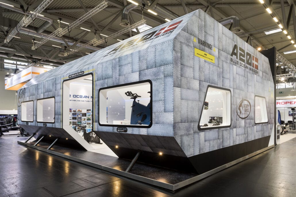 Creativiteit bij Expo Z standenbouw kent geen grenzen. Als u het kan bedenken, kunnen wij het maken. Dit creatieve, innovatieve en futuristische ontwerp van de beursstand van Les Mills trok de aandacht van vele bezoekers creatief en innovatief ontwerp beursstand Les Mills Fibo Keulen