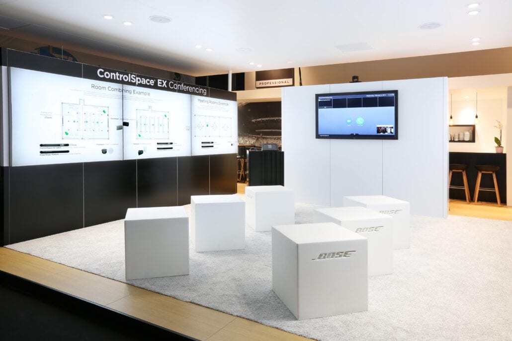 Expo Z maakt ook uw op maat gemaakt meubilair voor uw beursstand Grote lichtbakken en op maat gemaakt zitmeubilair op deze beursstand van Bose op ISE Amsterdam