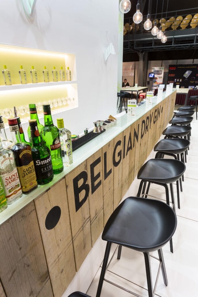 Expo Z maakt uw uw bartoog op uw maat en volledig volgens uw wensen. strakke combinatie van hout en design meubilair op deze beursstand op Horecatel