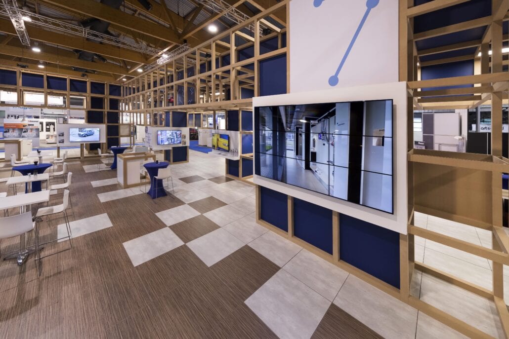 groot geïntegreerd TV-scherm voor een presentatie in deze beursstand voor Cebeo