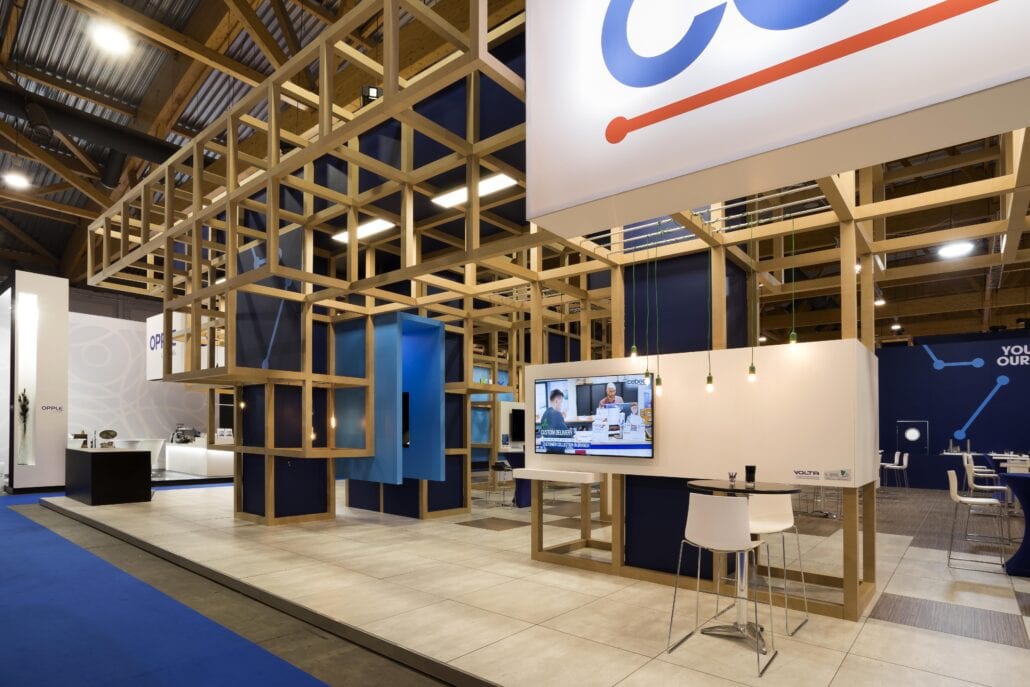 zwevende houten constructie op de beursstand van cebeo op technologie