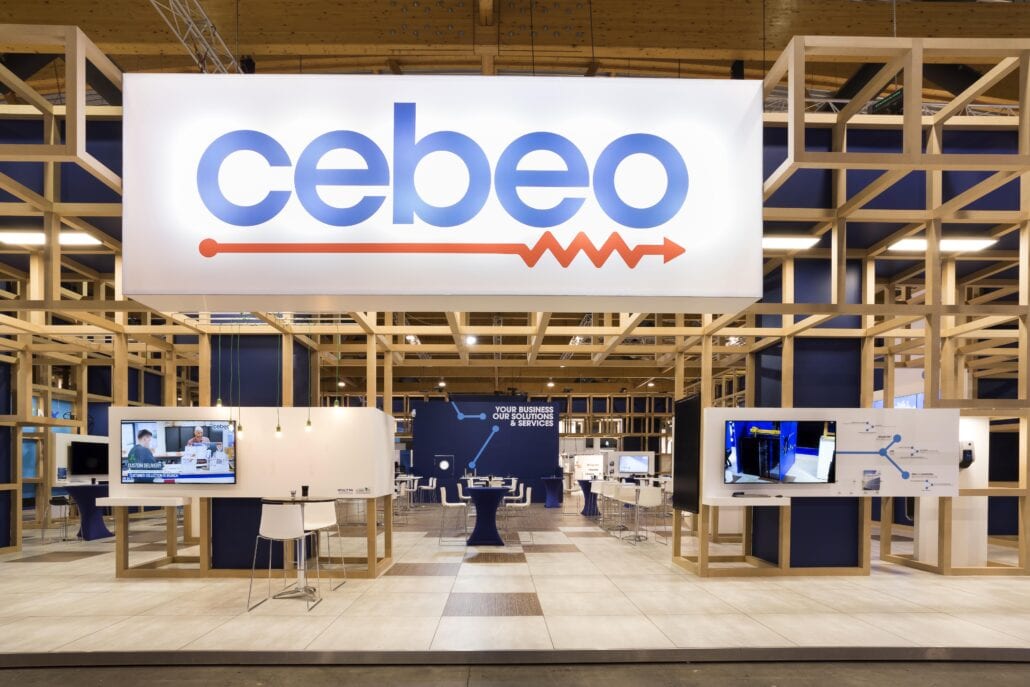 groot verlicht lichtbak logo op beursstand Technologie te Brussel