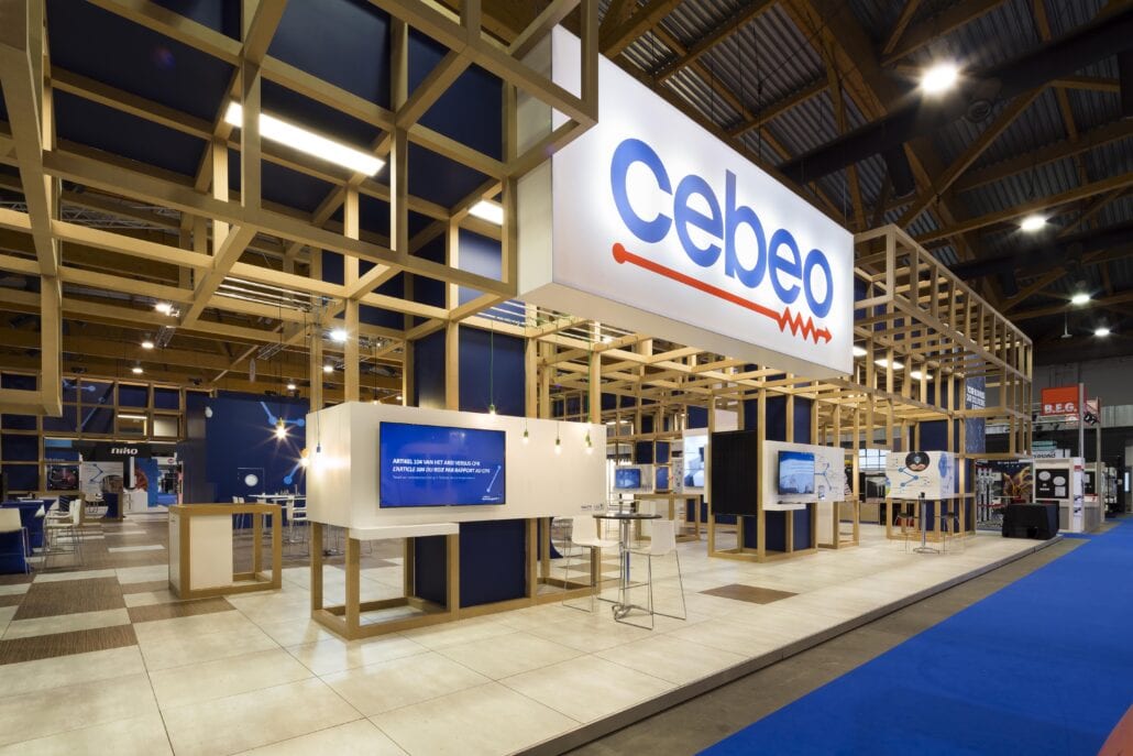 traditionele houtbouw standenbouw met mooie presentatieplekken en een gigantisch logo boven de ingang